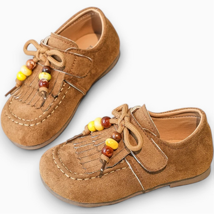 Chaussures fillette marron vues de côté, coupe plate et intérieur lisse
