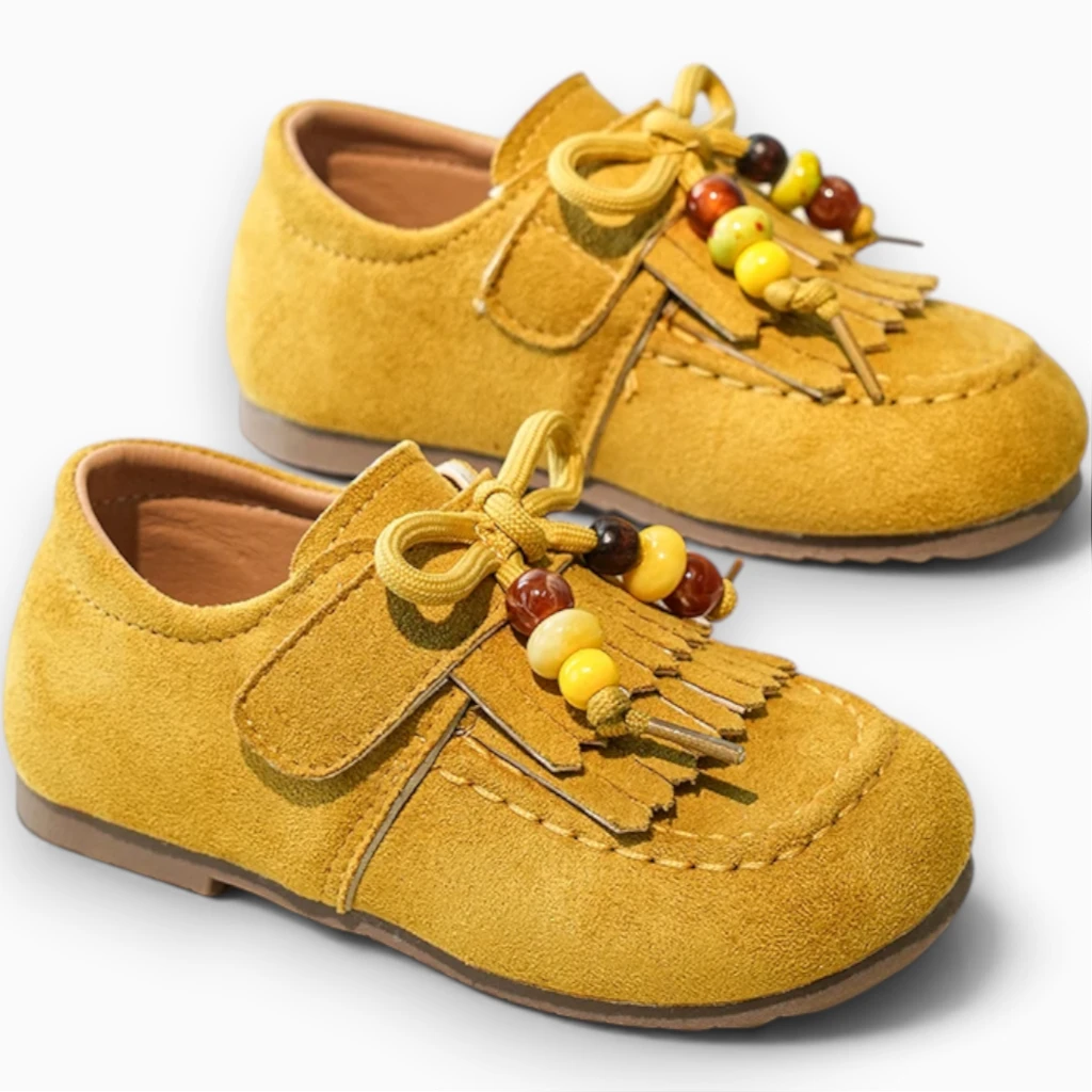 Chaussures printemps fillette jaunes, détail des perles et du nœud