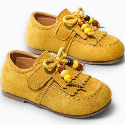 Chaussures printemps fillette jaunes, détail des perles et du nœud