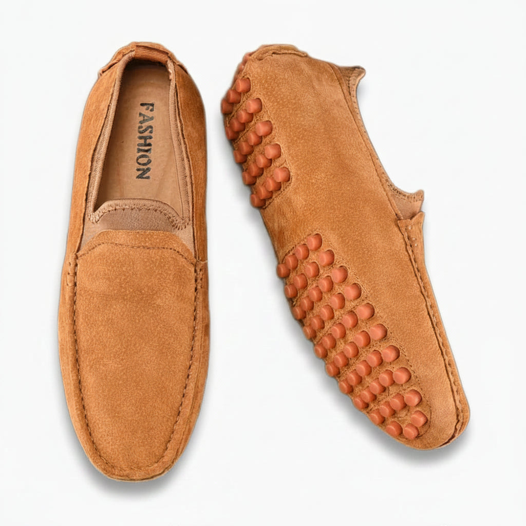Mocassin daim homme luxe camel vue de profil, cuir suédé premium