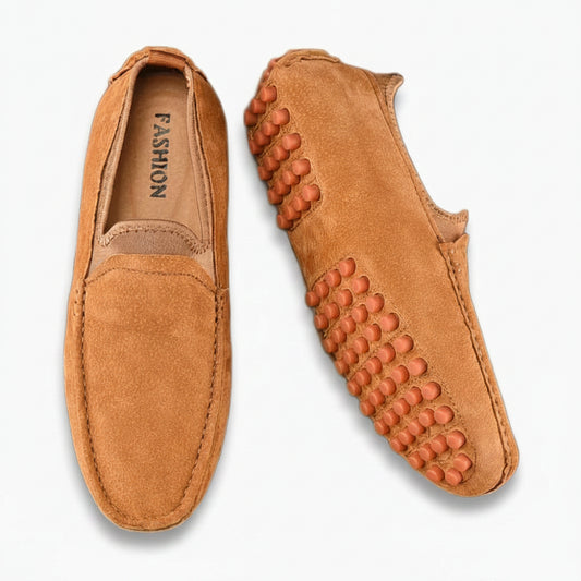Mocassin daim homme luxe camel vue de profil, cuir suédé premium