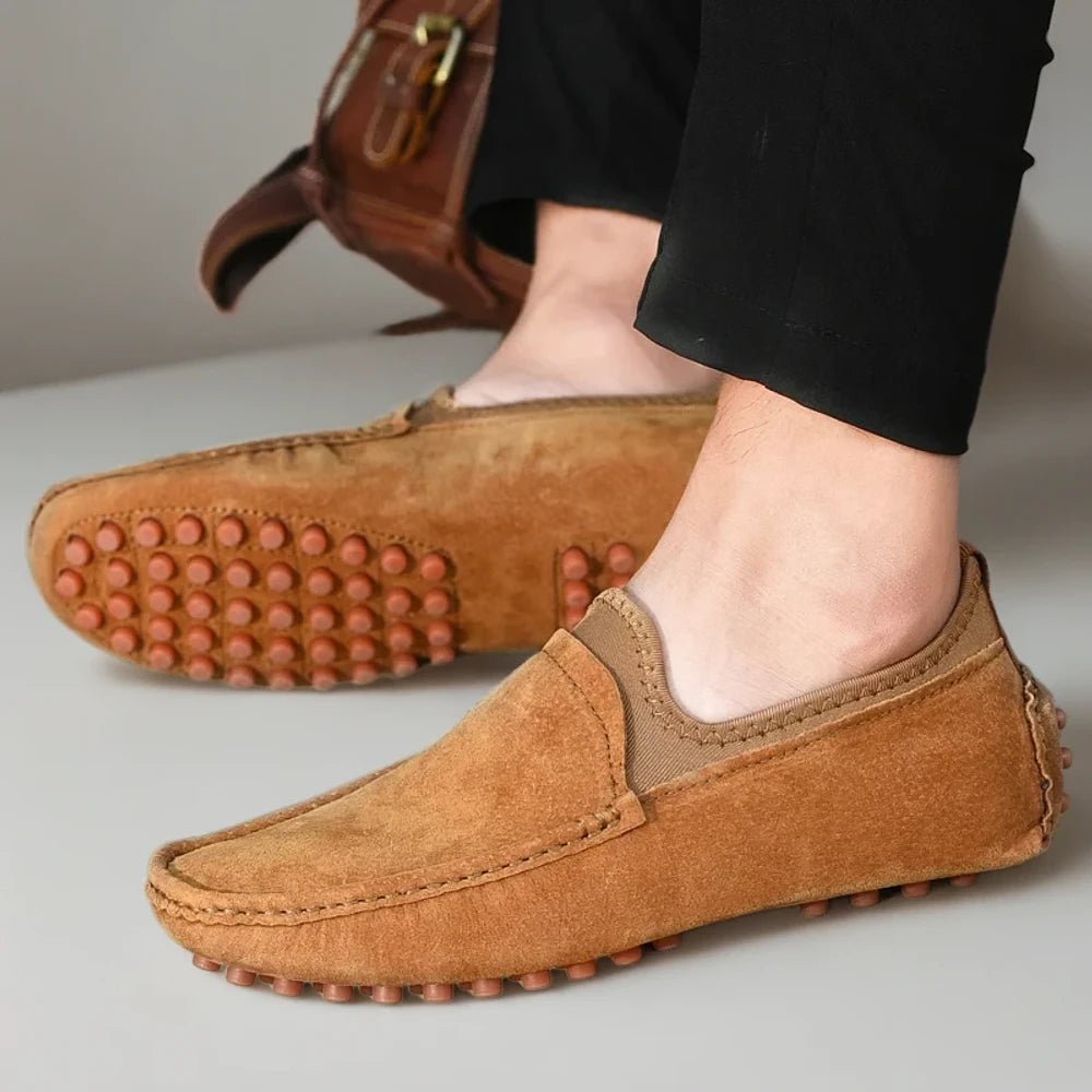 Détail de la couture et de la matière suédée du mocassin daim homme luxe