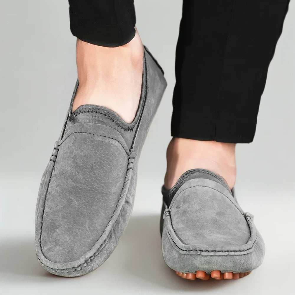 Mocassin daim homme luxe marron porté avec costume décontracté au bureau