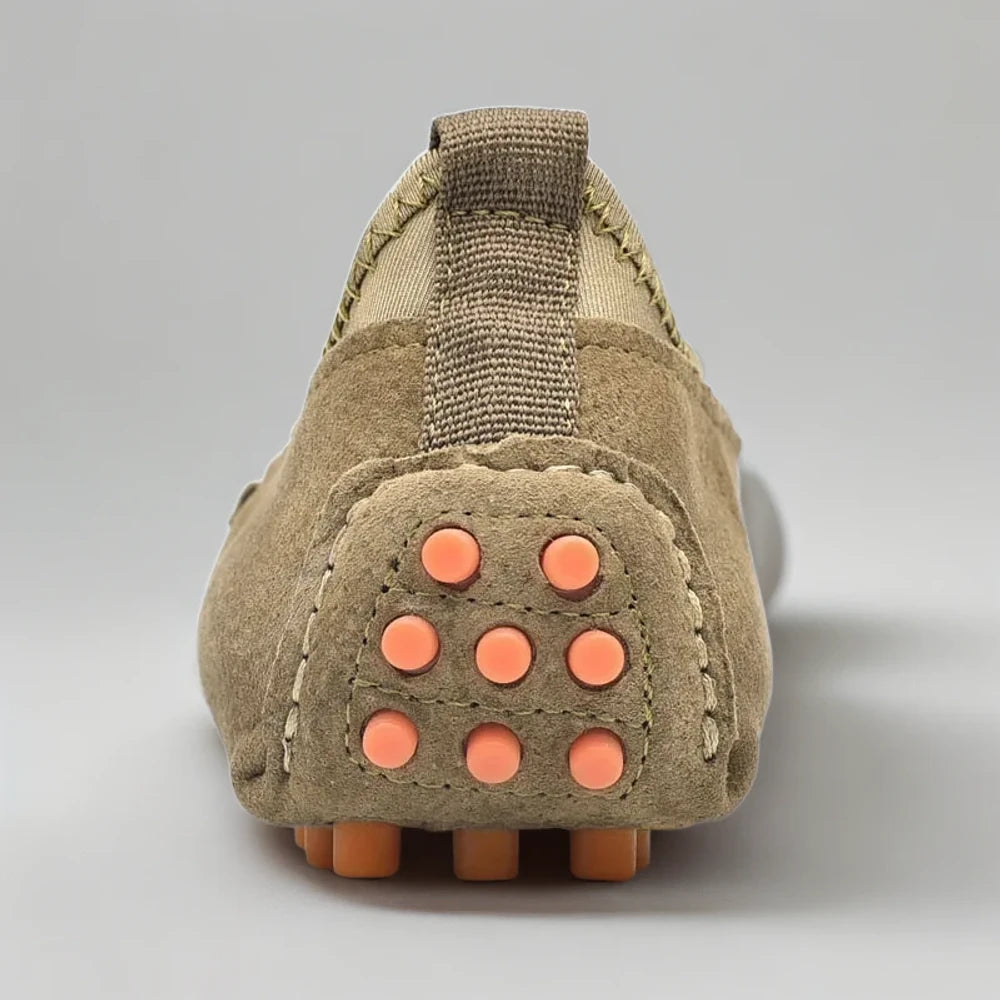 Essayage facile du mocassin daim homme luxe à talons renforcés