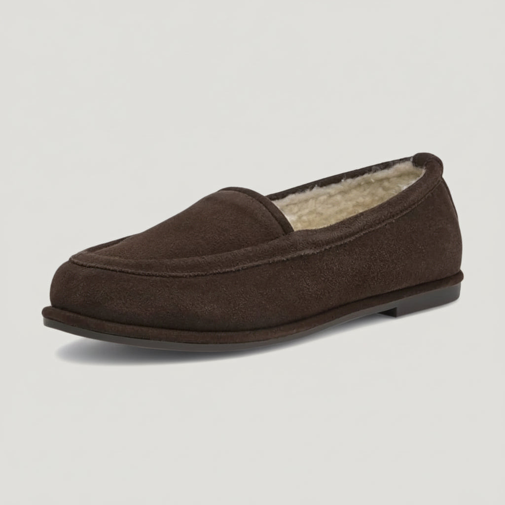 Mocassin daim marron vue de profil avec talon bas