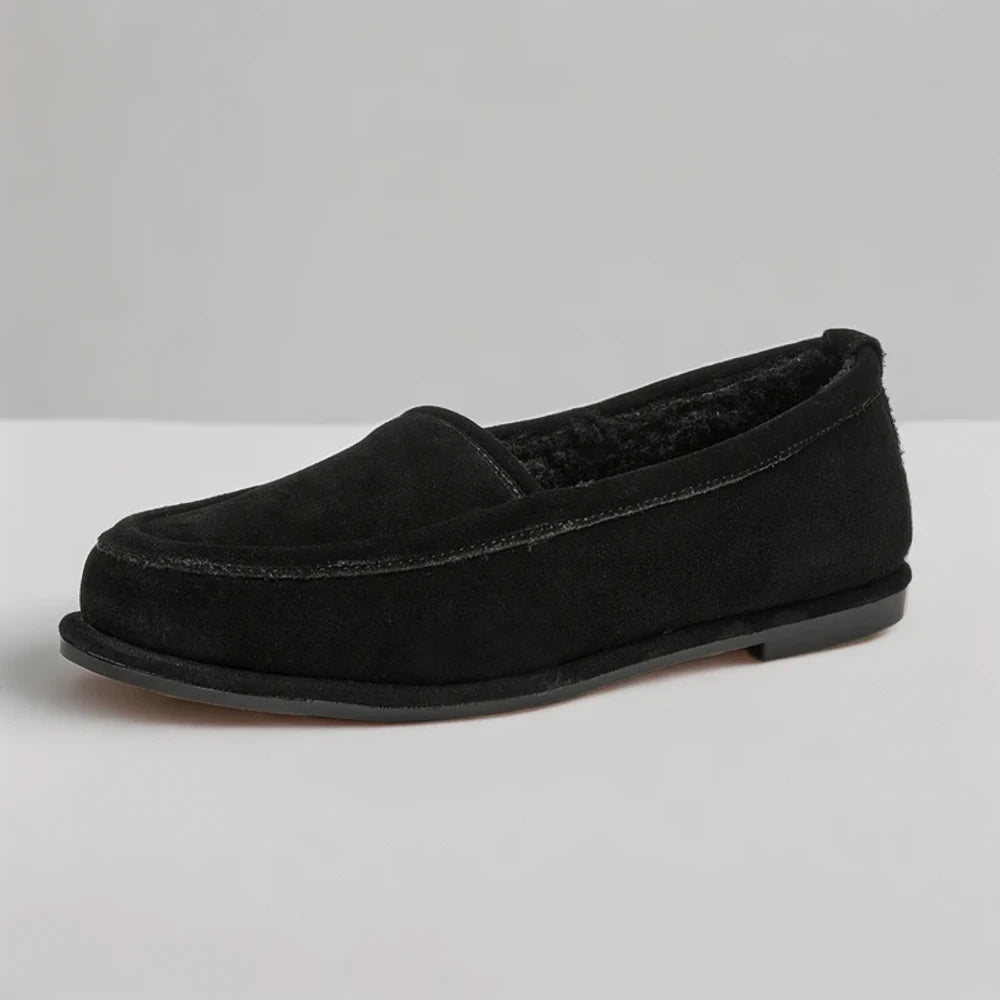 Mocassins marrons daim posés sur surface naturelle