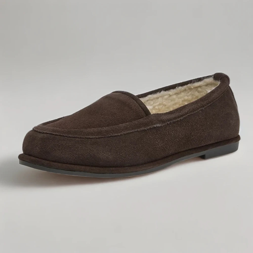 Mocassin marron daim enfilé aux pieds confortablement