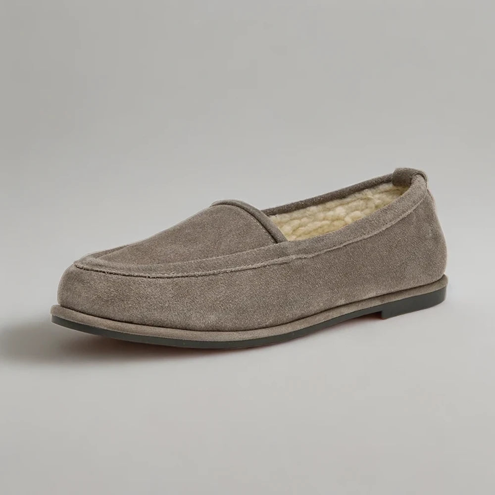 Mocassin en daim marron gros plan de la semelle