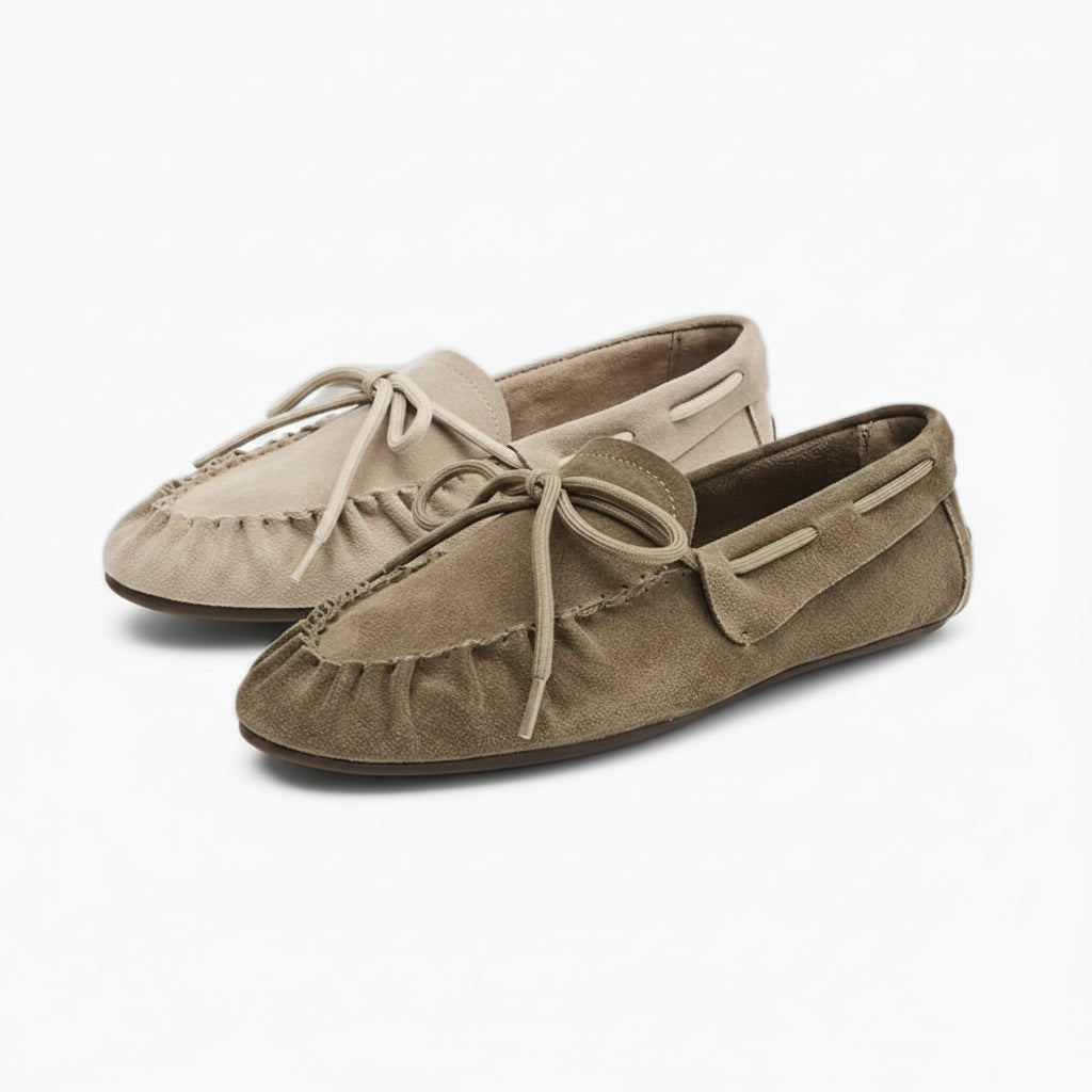 Mocassin daim marron femme vue de face avec ligne plissée caractéristique