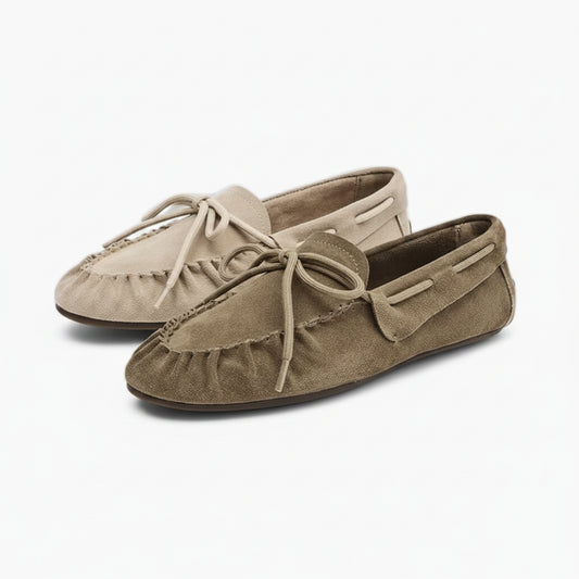 Mocassin daim marron femme vue de face avec ligne plissée caractéristique