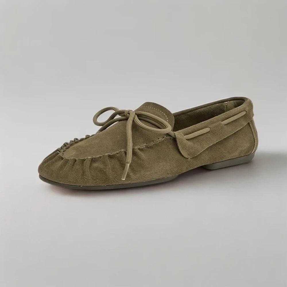 Mocassins daim marron femme confortables pour pieds larges, détail de la couture main