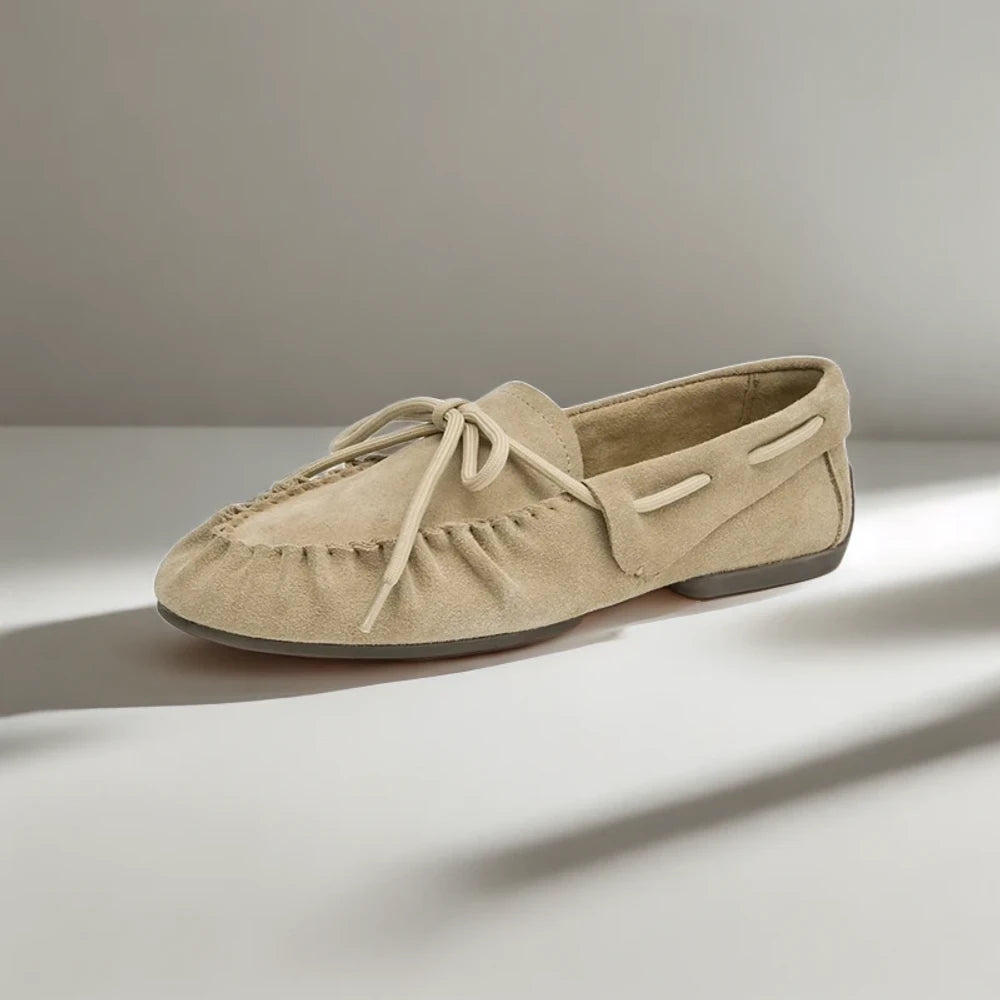 Mocassin femme daim marron porté au quotidien, style intemporel et décontracté