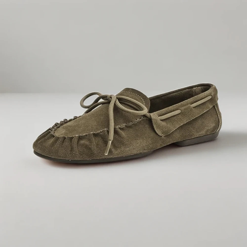 Mocassins marron daim femme souples et flexibles, profil latéral du modèle