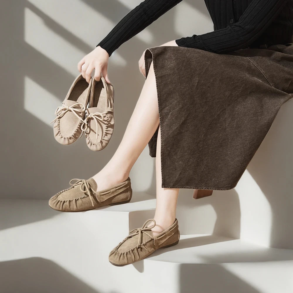 Mocassin femme marron daim en détail, texture douce du daim de qualité