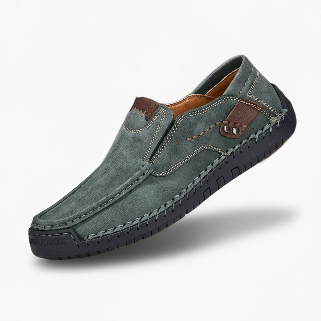 Mocassin décontracté homme noir en cuir, vue de profil avec semelle visible