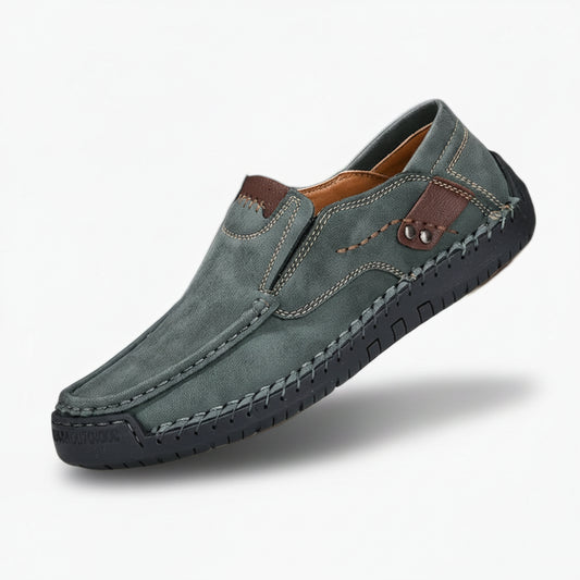 Mocassin décontracté homme noir en cuir, vue de profil avec semelle visible