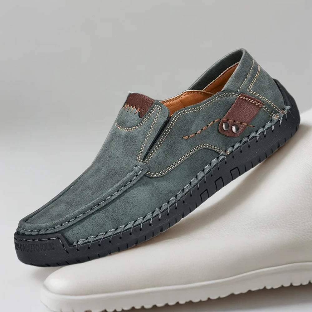 Mocassin homme décontracté beige clair, porté avec un jean bleu en promenade urbaine