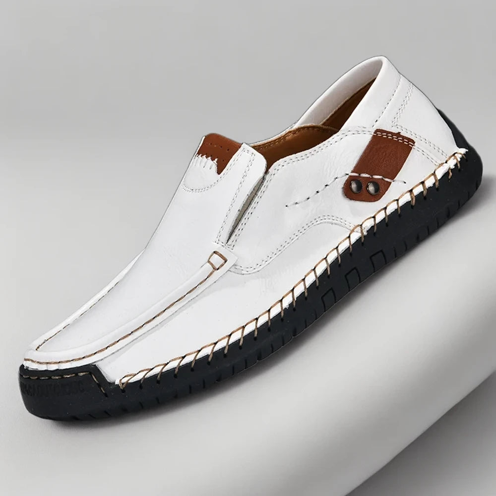 Détail du mocassin décontracté homme blanc, montrant la couture et la structure du cuir