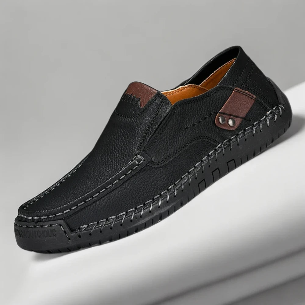 Mocassin décontracté homme en beige taupe, posé à plat sur fond neutre