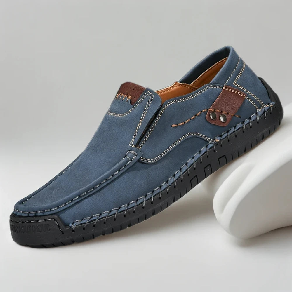 Paire de mocassins homme décontractés multi-couleurs alignés, noir et blanc