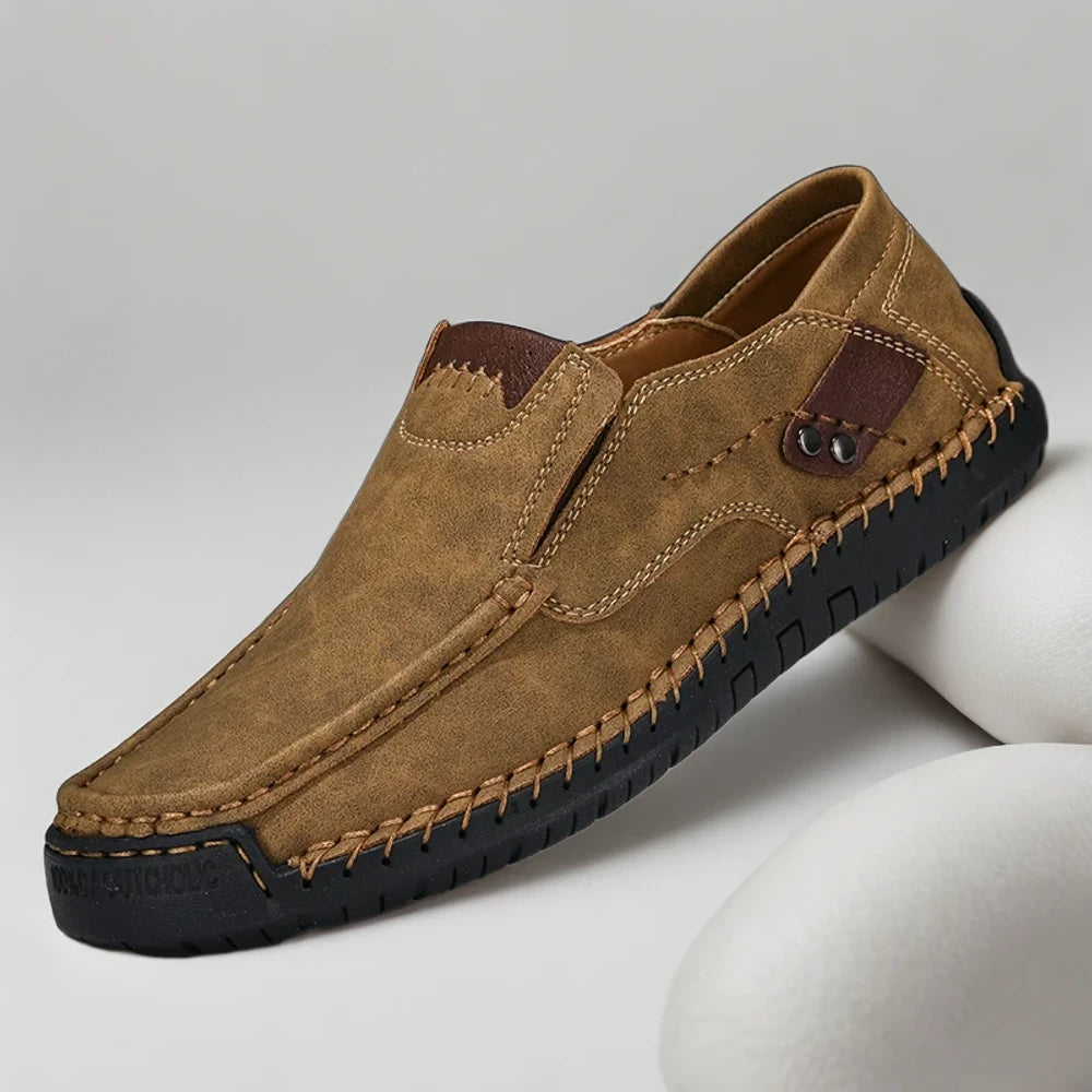 Mocassin décontracté homme porté décontracté avec chaussettes, vue du pied de face