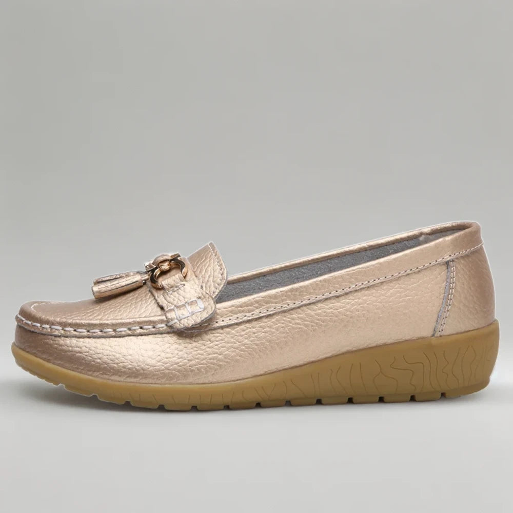 Mocassins dorés enfilables pour femme, vue de profil