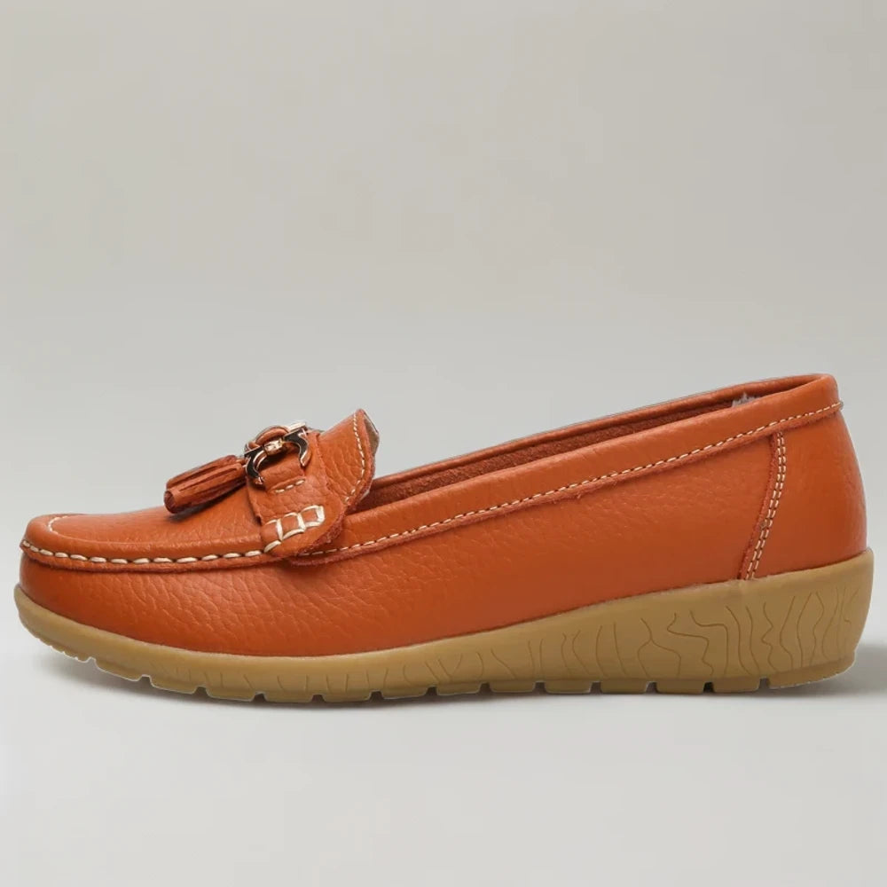 Chaussure mocassin doré sur pied, confort quotidien assuré