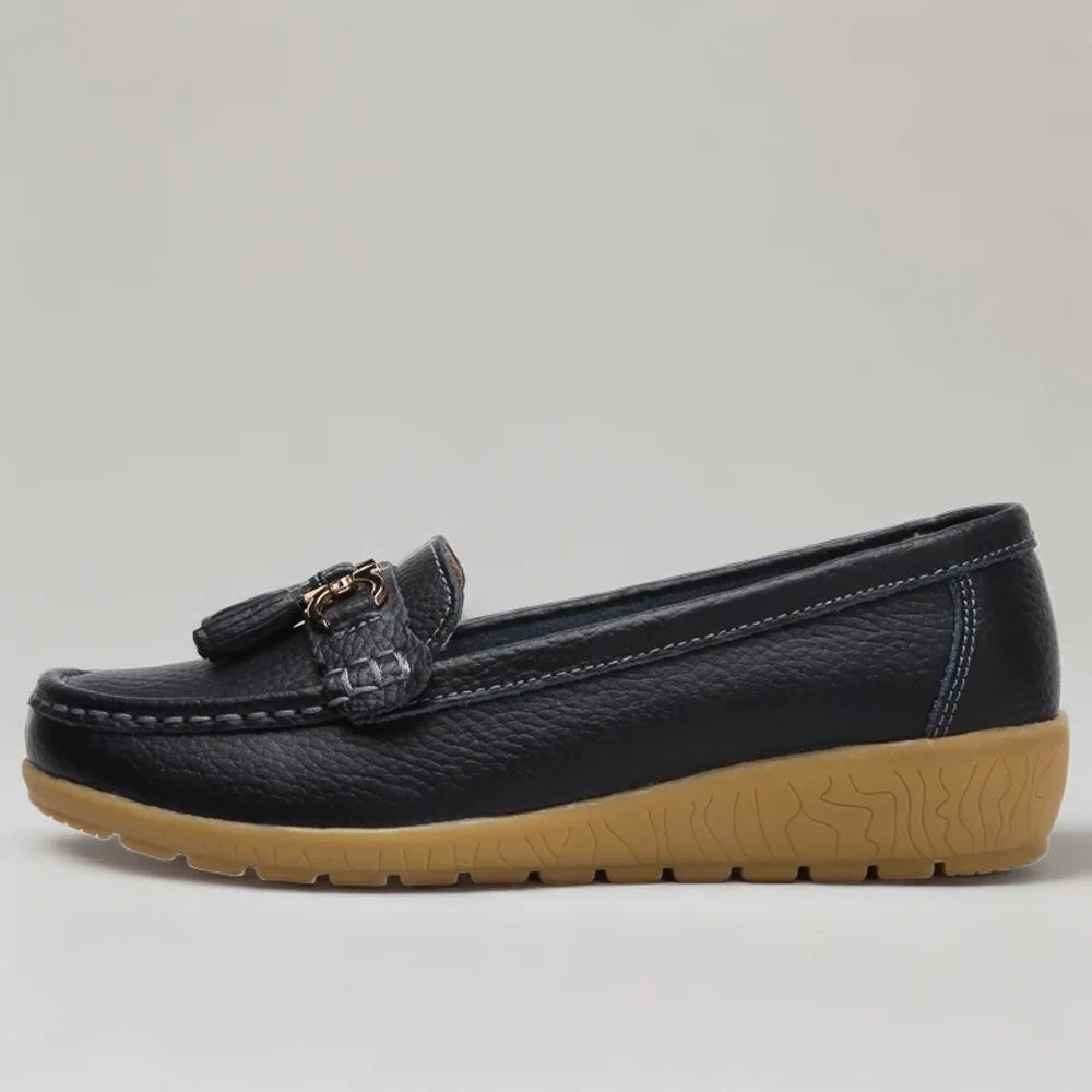 Mocassins dores en cuir souple, détail de la semelle gomme