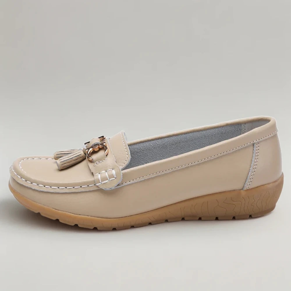 Mocassin doré porté avec jean, style casual décontracté
