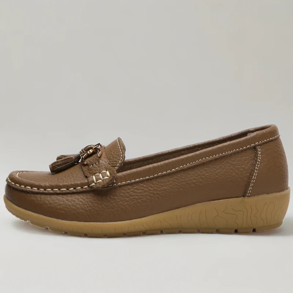 Détail du pompon métal sur mocassin doré tendance