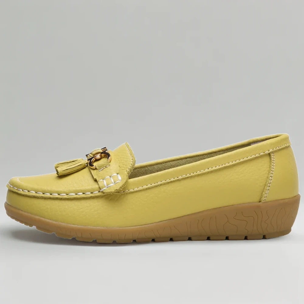 Mocassin dore associé à une jupe fluide, élégance du jour