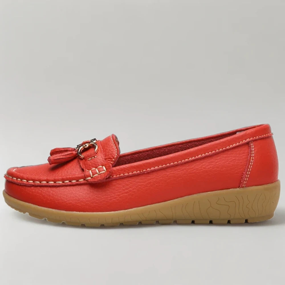 Vue de dessus mocassin doré, finition discrète et raffinée
