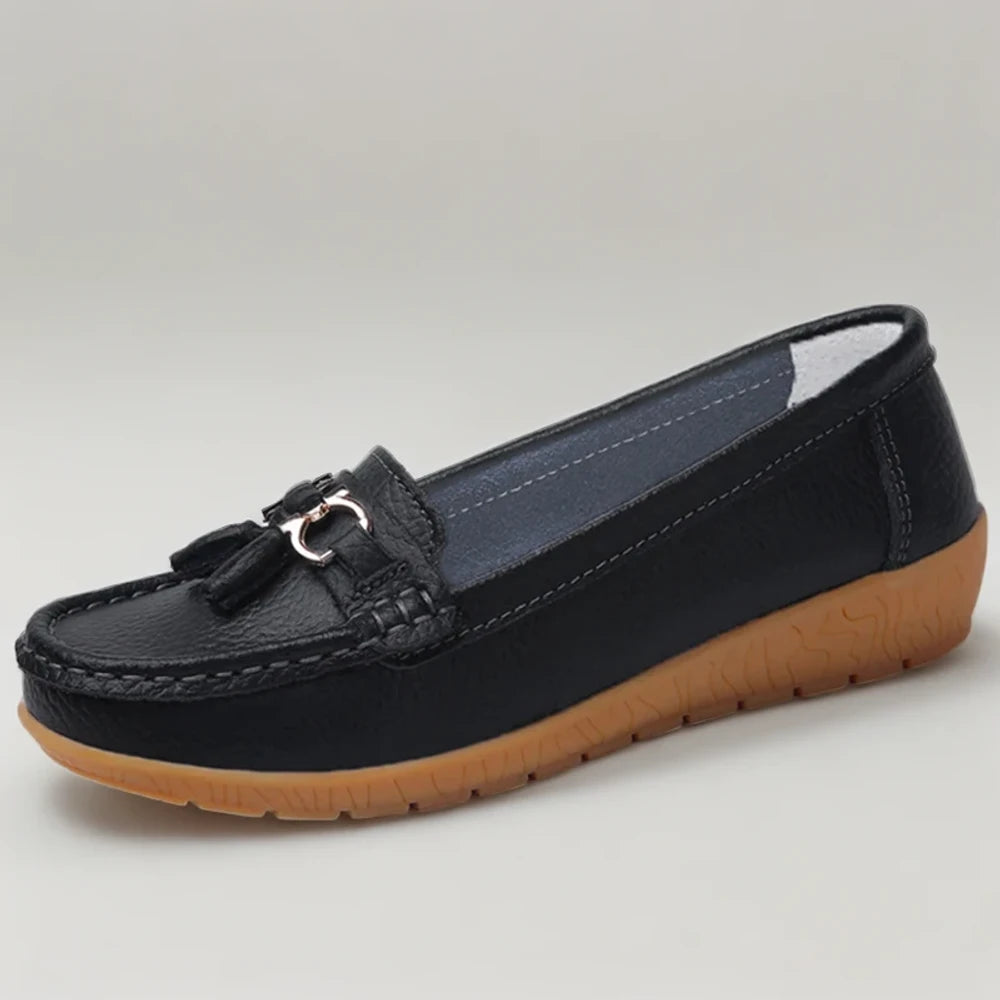 Mocassins dorés femme porté avec une jupe fluide pour un look chic
