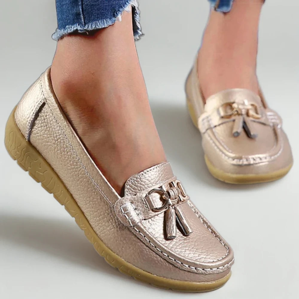 Mocassins femme dorés associés avec un pantalon droit casual