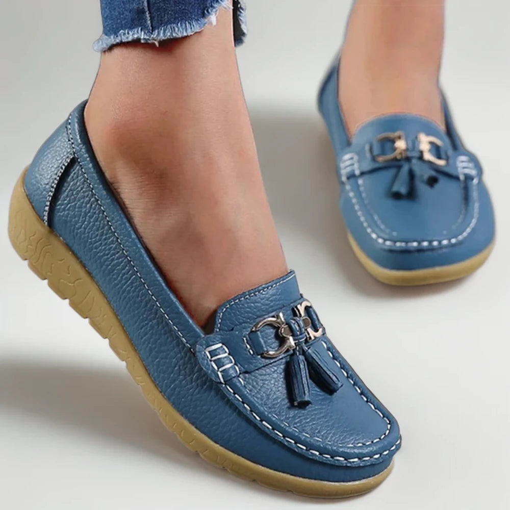 Profil latéral du mocassin doré femme épousant parfaitement le pied