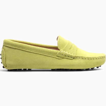 Détail du cuir premium des mocassins femme, texture authentique et finition soignée
