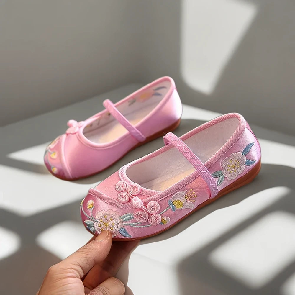 Mocassin driver bleu et blanc associé à tenue enfant colorée et décontractée