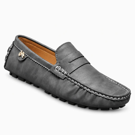 Mocassin driver noir sans lacets, empeigne souple et semelle plate flexible