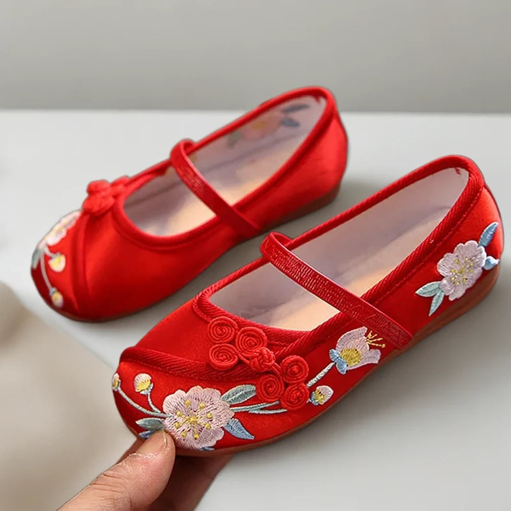 Détail des broderies fines sur mocassin driver bicolore de style classique