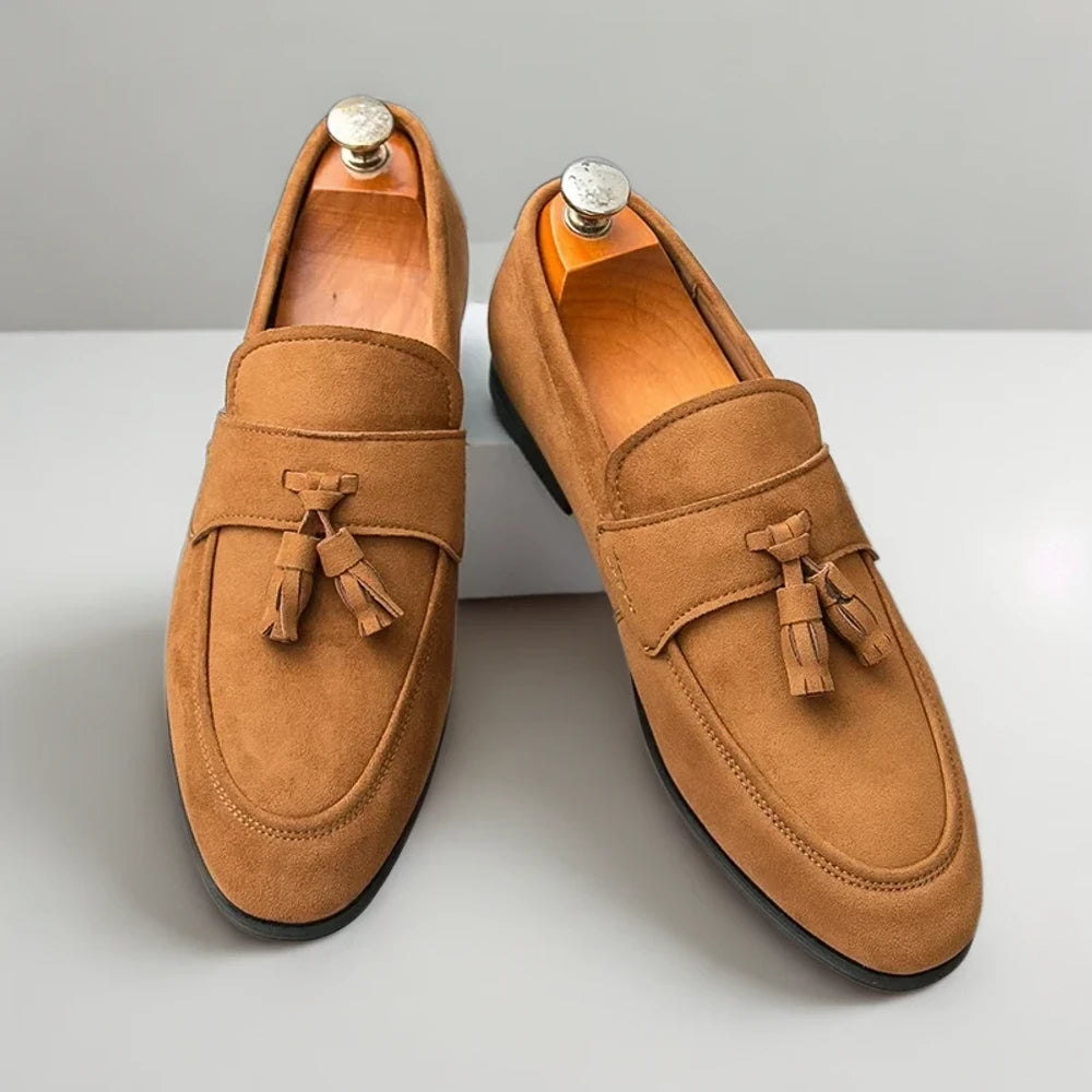Détail des pompons et coutures du mocassin driver homme luxe