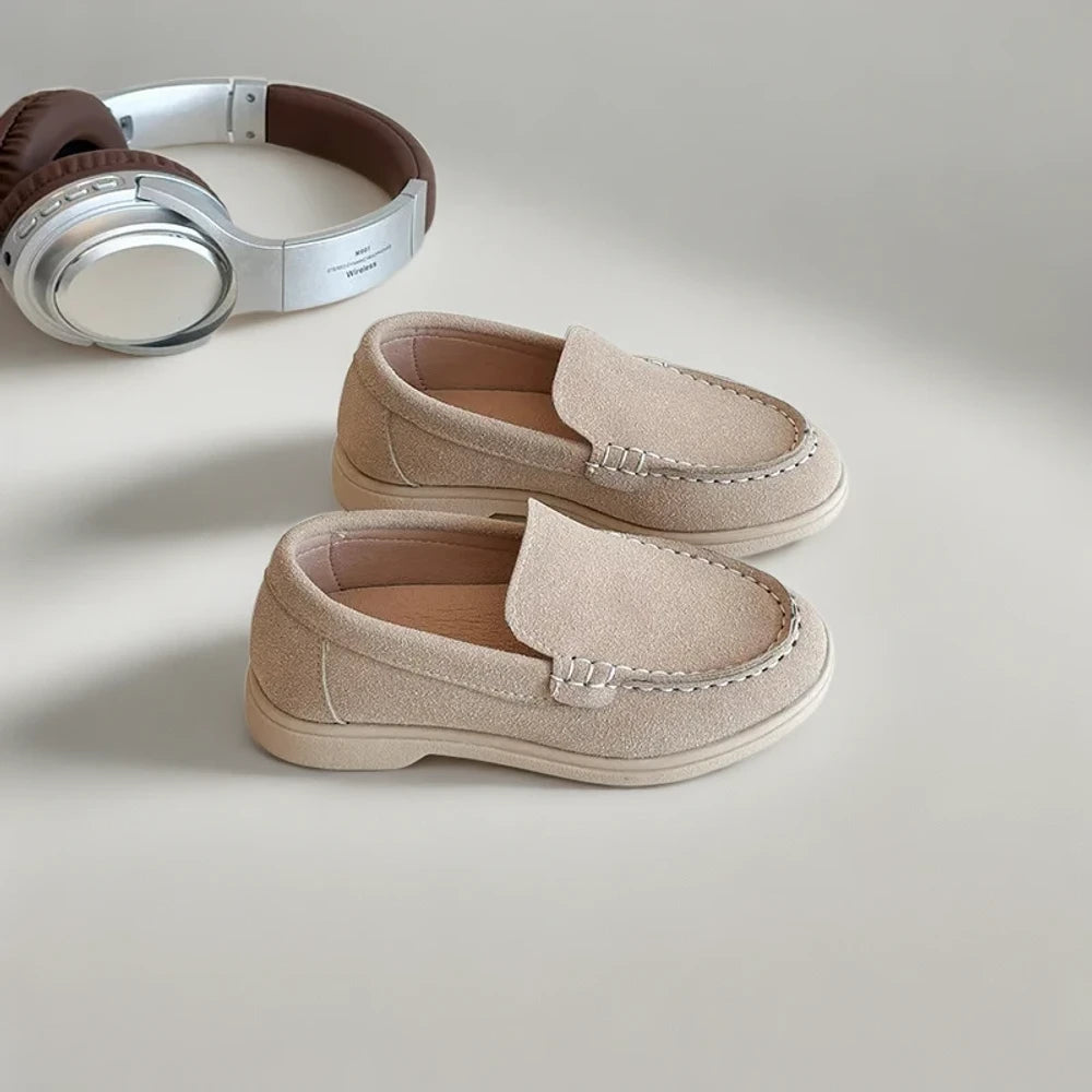 Mocassin enfant facile à enfiler, détail de la construction en daim premium