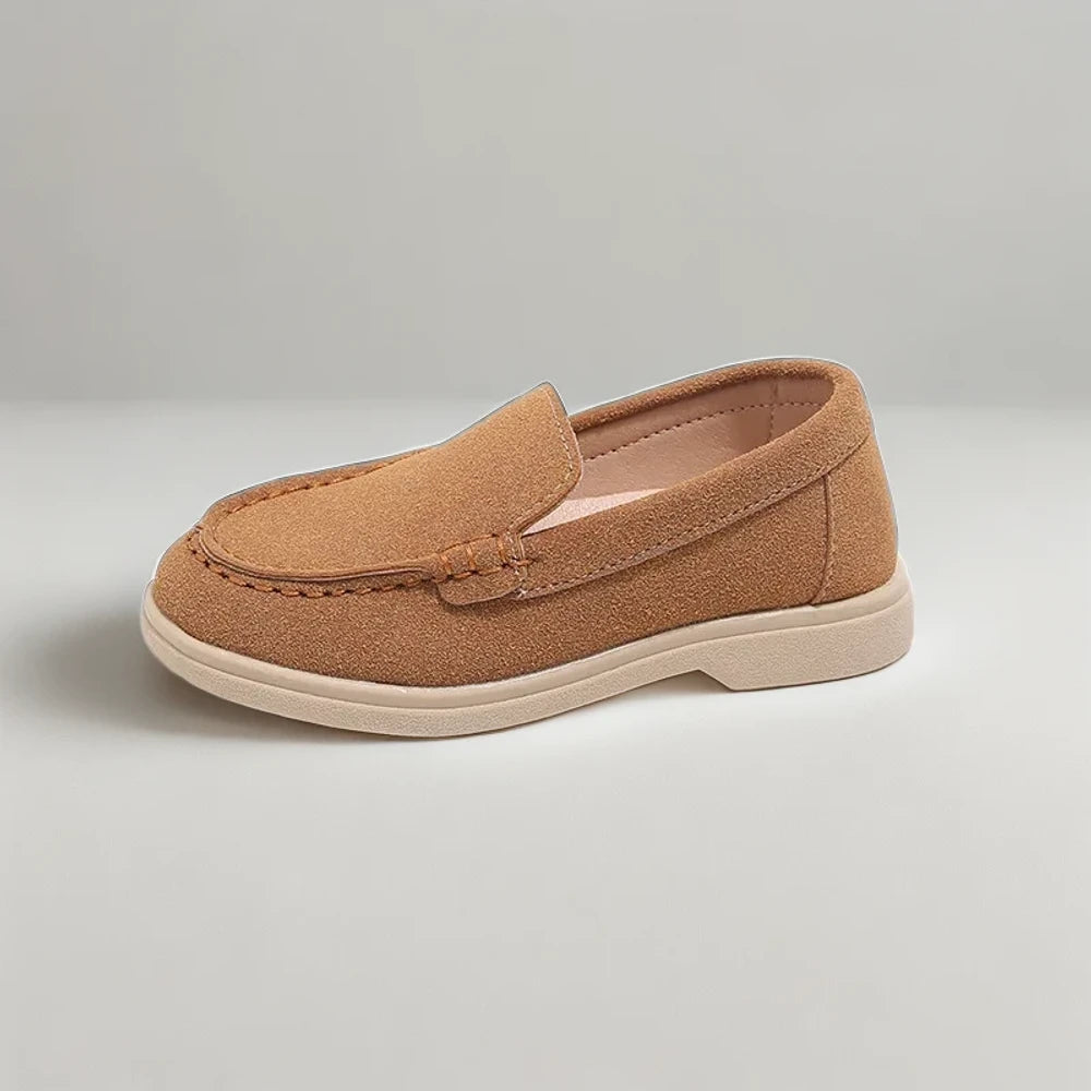 Chaussure confortable fille aux tons neutres, adaptée à tous les styles enfantins