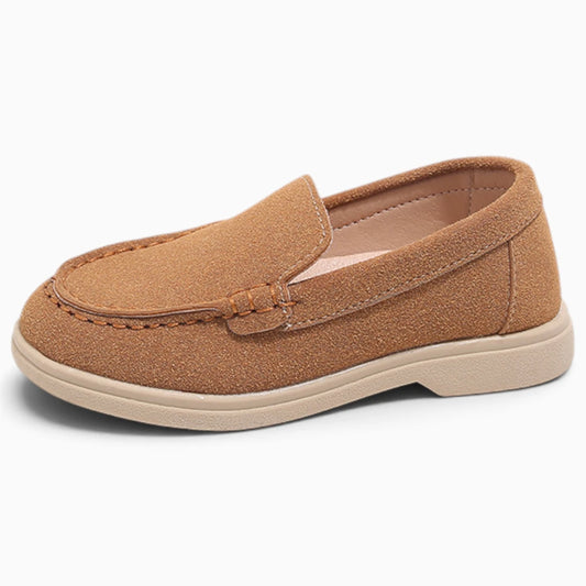 Mocassin enfant fille camel vue de trois-quarts, matière douce et design épuré