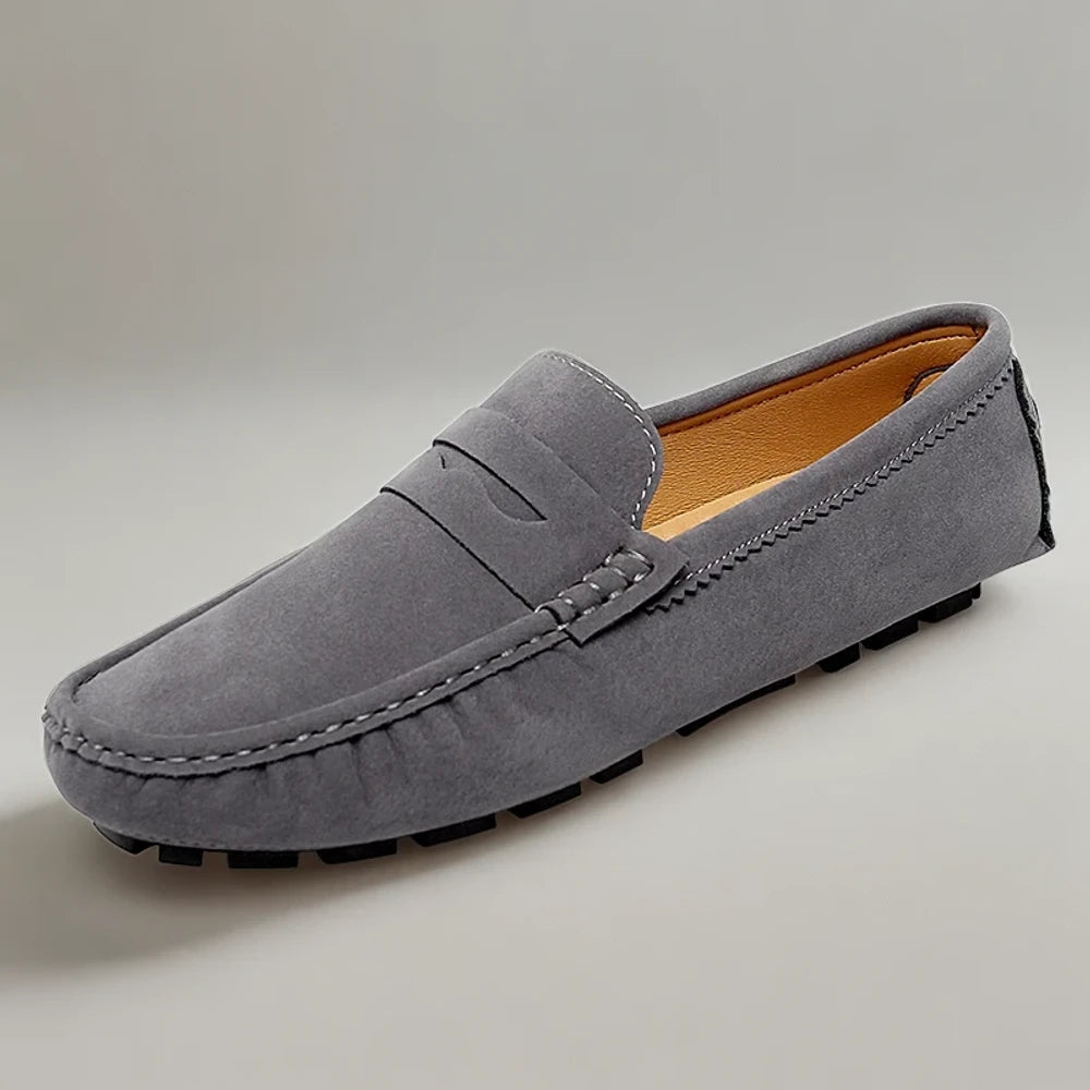 Espadrille mocassin marron portée nu-pied, détail du confort et de la finition à l'italienne
