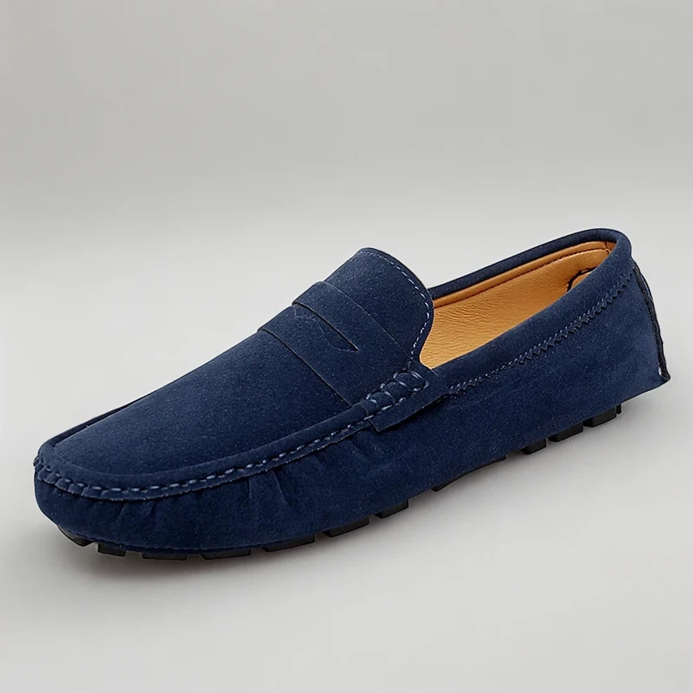 Mocassin espadrille gris taupe, gros plan de la texture suédée et de la couture soignée