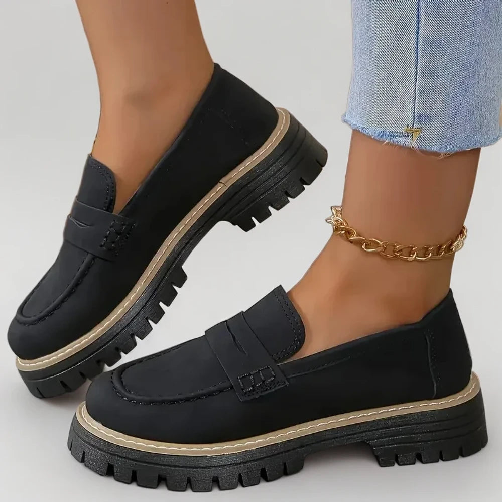 Chaussure mocassin espadrille femme assortie à une tenue bureau minimaliste