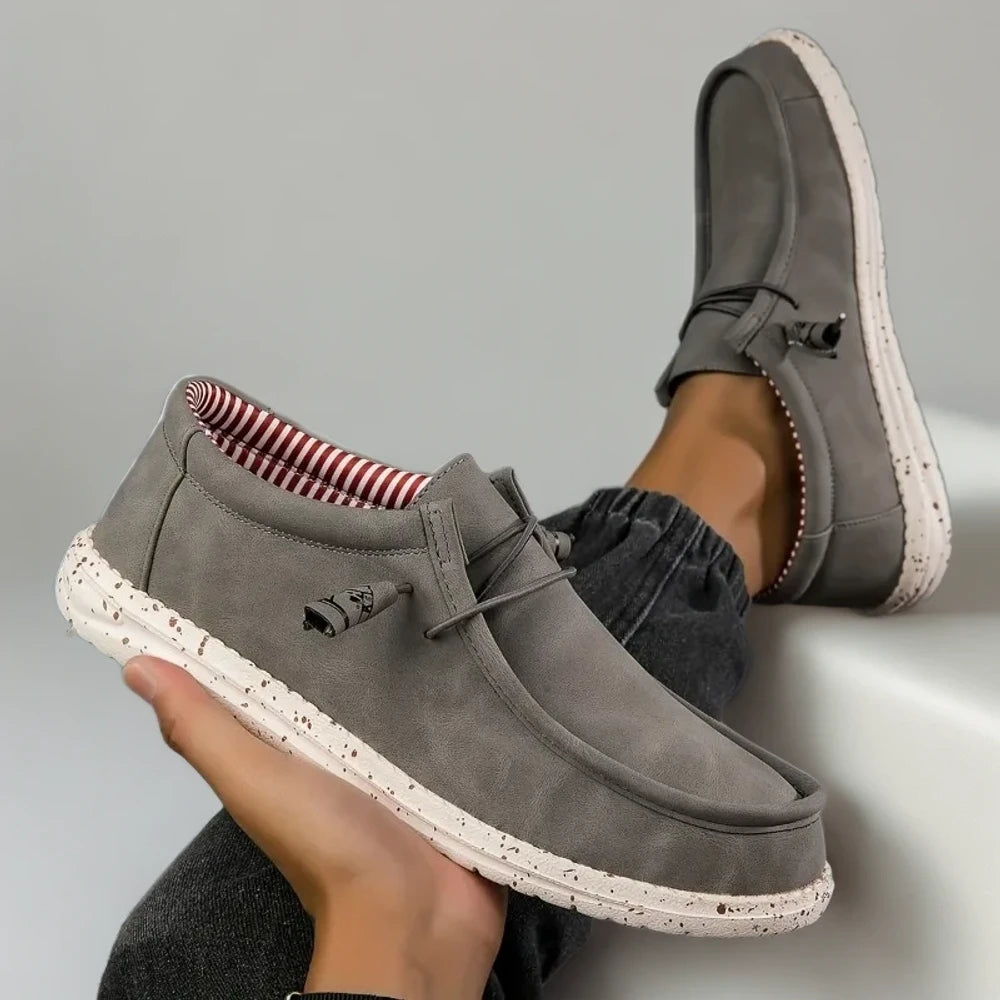 Homme chaussé de mocassins ete bleu pour une journée sans effort
