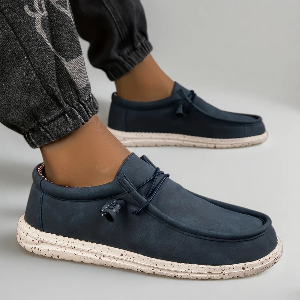 Mocassin été bleu marine porté lors d'une promenade estivale en ville