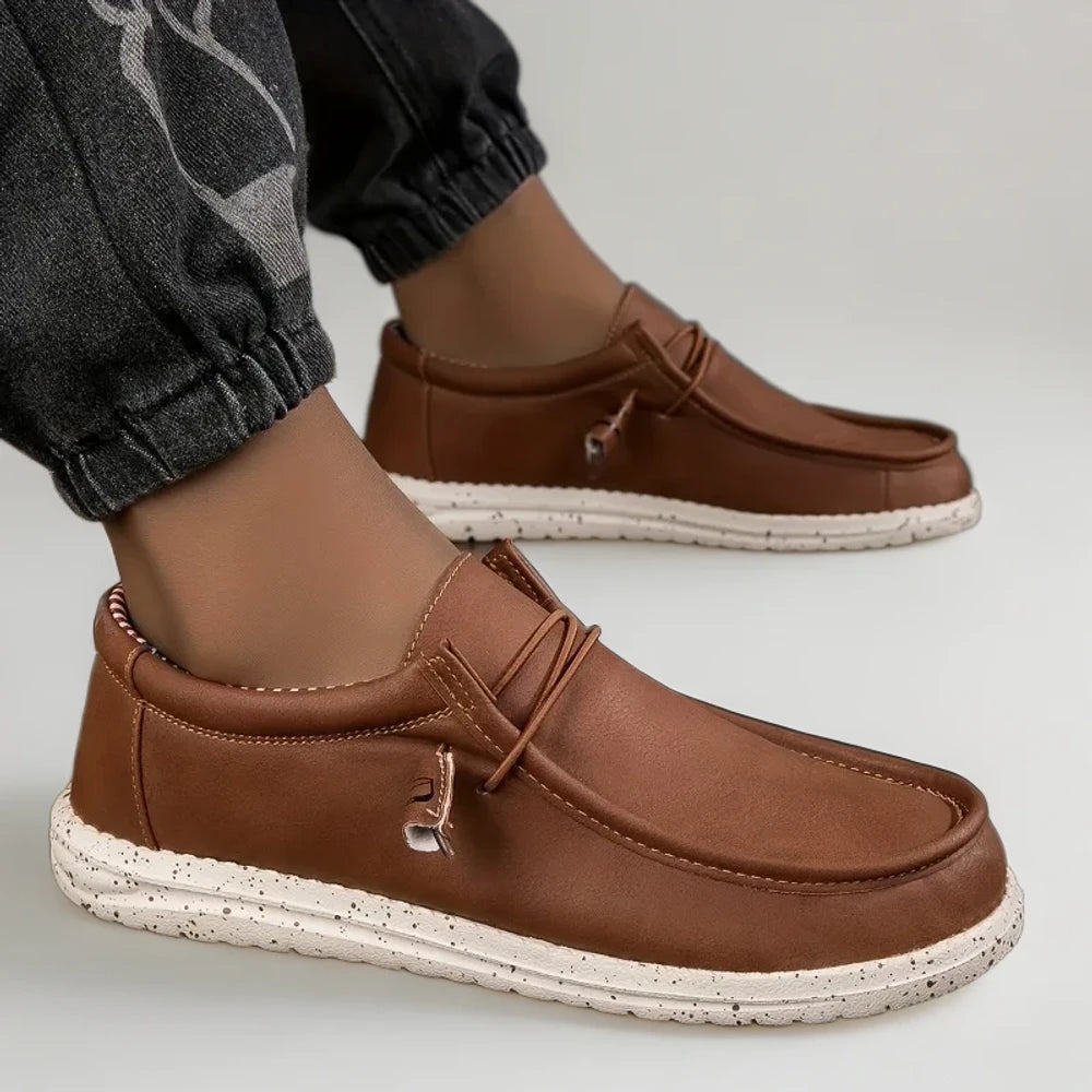 Mocassin d'été beige clair, allure bateau moderne et casual