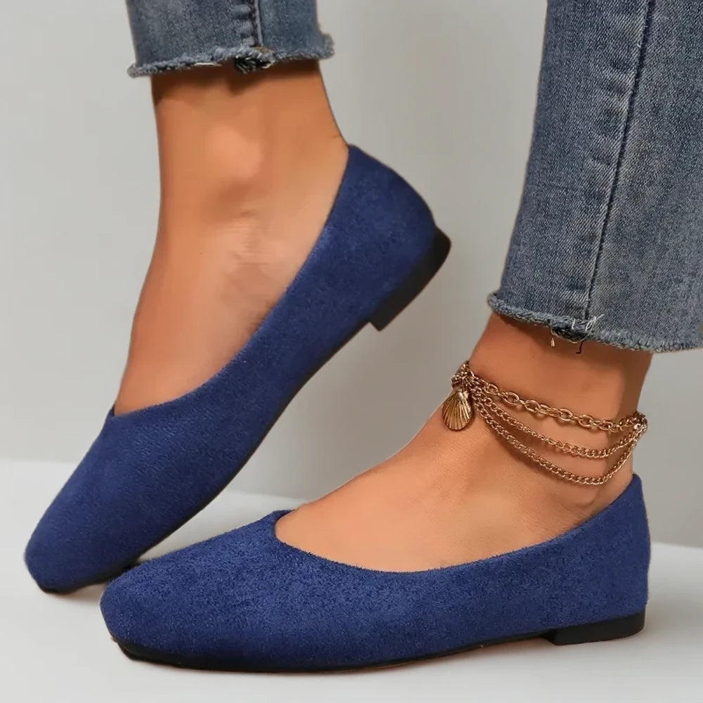 Profil latéral du mocassin femme montrant la ligne épurée et souple